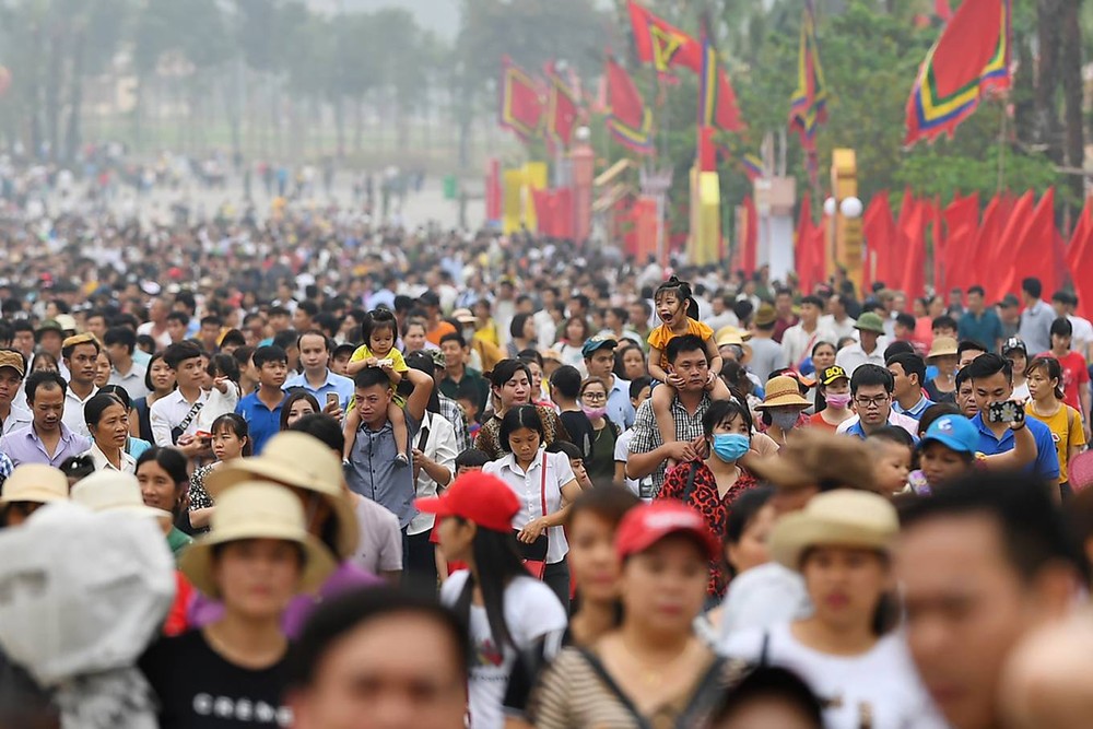 昨(13)日，上萬人前往富壽省雄王廟以觀光及上香致祭。（圖源：江輝）