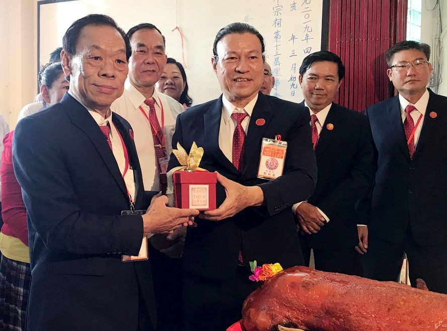 理事長劉鑑明(左一)接過會印。