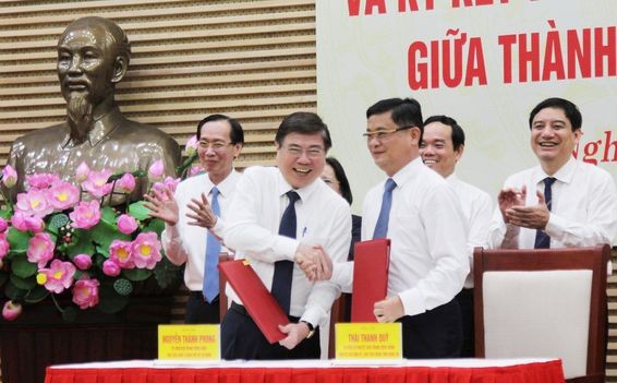 本市與乂安省領導簽署2019-2025 年階段社經發展合作協議。（圖源：允和）