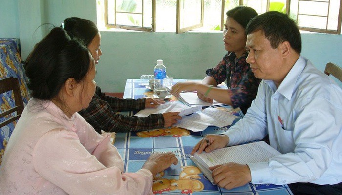 有權解決舉報的人是幹部、公務員、職工若違反《檢舉法》將被紀律處分或刑事遭受追究責任；若造成財物損失則須按國家法律規定賠償。（示意圖源：寶娟）