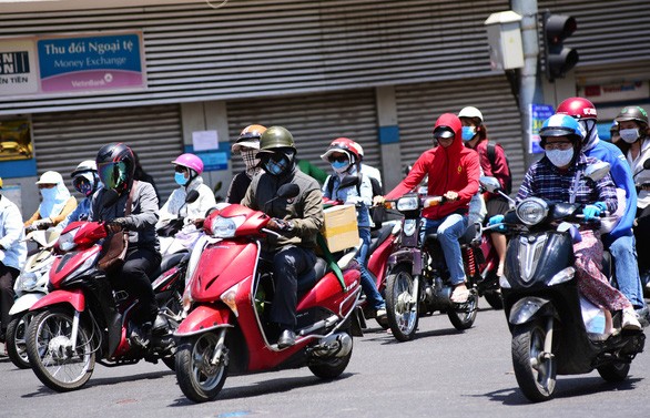 天氣酷熱民眾出外須穿外套、戴口罩防曬。（示意圖源：互聯網）