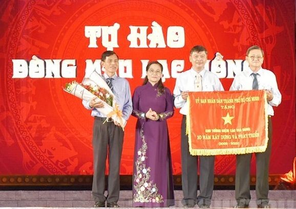 阮氏麗同志頒發錦旗給市民族歷史文化公園管委會。（圖源：市黨部新聞網）