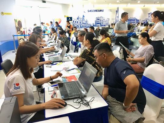 遊客在Saigontourist公司諮詢登記旅程。