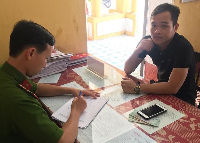 拾金不昧的阮曰輝將拾到的款項帶到富潤坊公安派出所委託尋找失主。（圖源：功光）