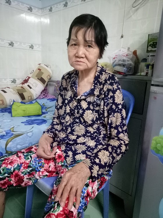 郭榮的身體虛弱無力，在別人的扶助下好不容易才能坐起身。