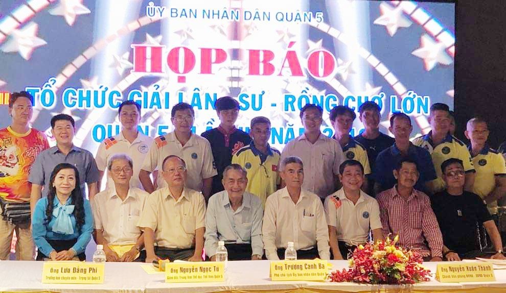 第五郡人委會副主席張庚波、郡體育中心主任阮玉秀、各華人會館、龍獅團代表應邀出席。