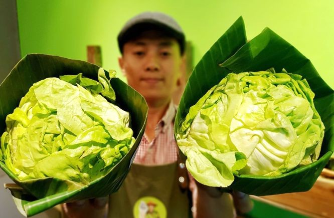 用香蕉葉包裹蔬菜。（圖源：玉顯）