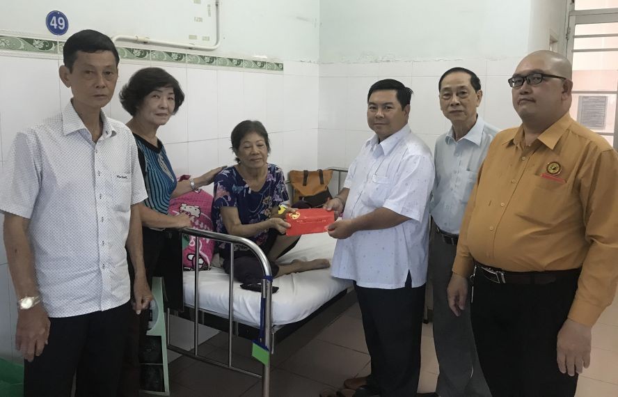 梁玉燕感激地接過顧問會贈送的慰問金。