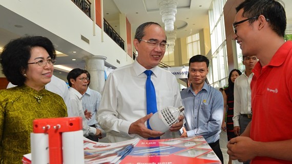 市委書記阮善仁（中）參觀了解國貨產品。（圖源：越勇）