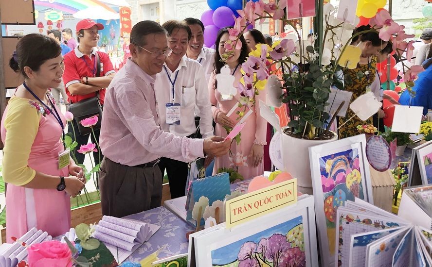 市教育與培訓廳小學科主任阮光榮等代表出席第五郡小學盛會。