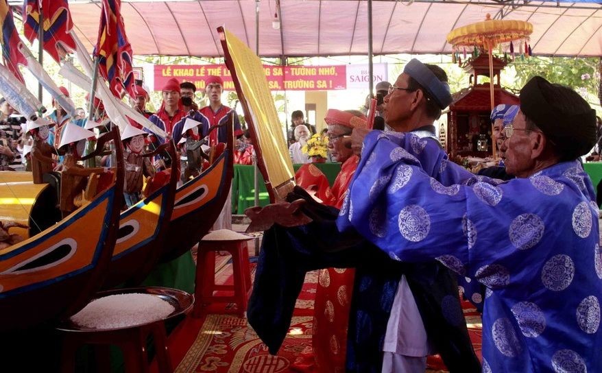 宣讀黃沙士兵替身祭禮疏文。（圖源：阮莊）