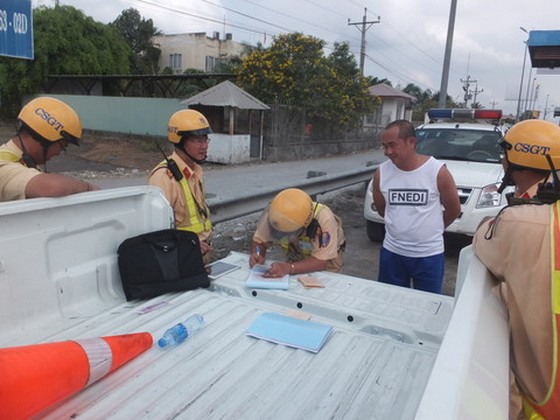 交警對超速駕駛的司機進行處罰。（圖源：阮榮）