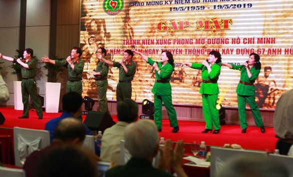 在紀念式上，原青年突擊隊員們一起唱響與重溫昔日英勇豪邁歲月的歌曲、回憶及難忘紀念。（圖源：晉力）