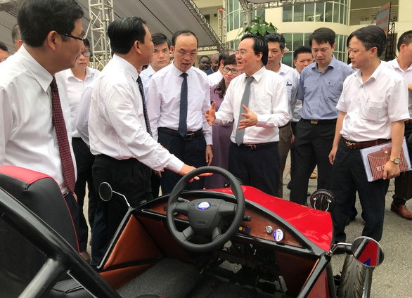 各代表參觀農業領域大學生製造的產品。（圖源：志慧）