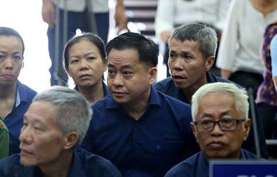 出庭受審的多名被告。（圖源：zing）