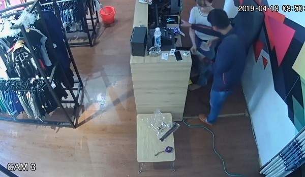 監控視頻顯示，當售貨員向他找錢時，他卻作出拒絕手勢，並擅自從抽屜裡取出一疊錢以選擇不同面值的錢幣。（圖源：視頻截圖）