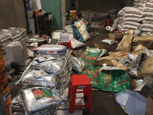 當場查獲的疑似假冒化肥。（圖源：淮商）