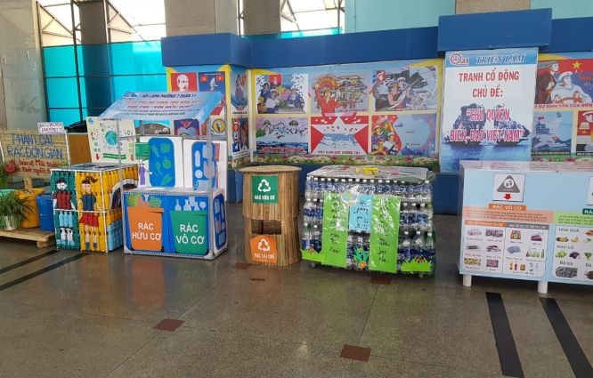 婦女們利用各種廢棄物製造的垃圾桶。