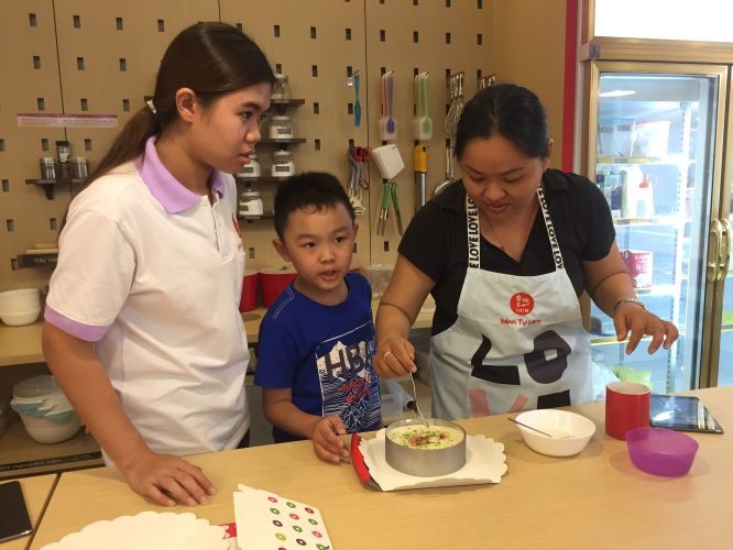 在工作人員協助下，我們的櫻花果凍生乳酪蛋糕終於出爐。