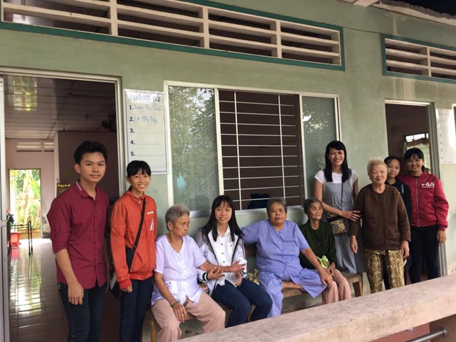 阮氏明心老師（右四）和一心慈善組前往看望孤獨無靠的老人。