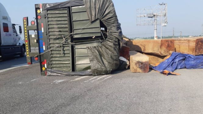 卡車失控致啤酒散滿路面 ảnh 1