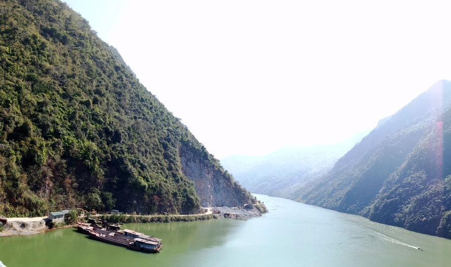 風平浪靜的沱江。