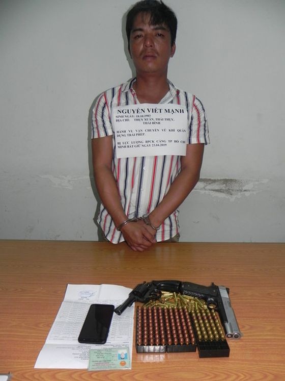 非法運輸軍槍者阮曰孟與被查獲的槍支及子彈。（圖源：德勝）