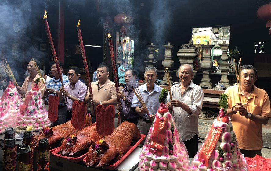 霞漳會館理事拜祭天后聖母。