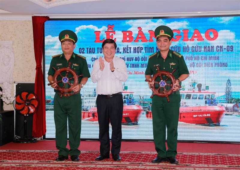市人委會主席阮成鋒（中）向市邊防部隊象徵式移交兩艘CN09號救援船和10艘高速汽艇。（圖源：市黨部新聞網）