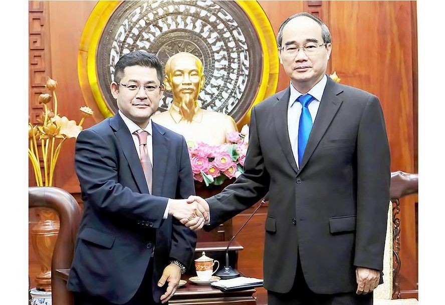 市委書記阮善仁（右）接見三井住友金融集團(SMFG)及三井住友銀行(SMBC)所屬亞洲地區經營開發經理Hirofumi Otsuka。