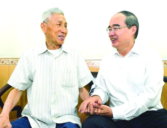 市委書記阮善仁親切問候華人革命老前輩何增同志。（圖源：越勇）