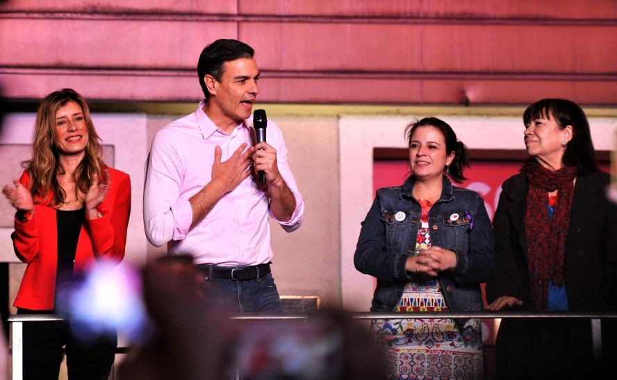 西班牙首相、工人社會黨主席桑切斯（左二）在選舉結果揭曉後與支持者見面。（圖源：新華社）