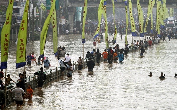 雅加達街道被淹沒。（圖源：AP）
