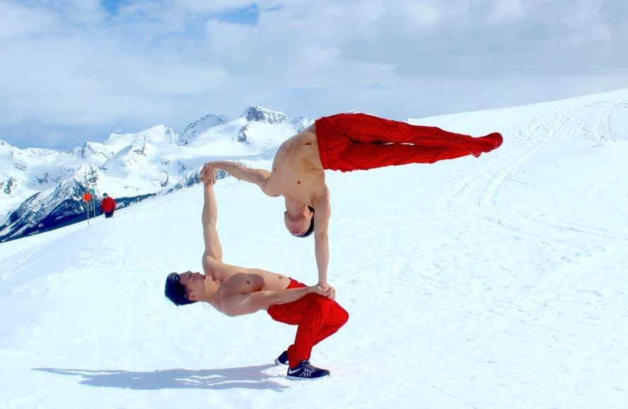 華人雜技藝人國基、國業兄弟倆最近在加拿大嚴寒的天氣下，為眾多遊客帶來精彩的表演。（圖源：Helino）
