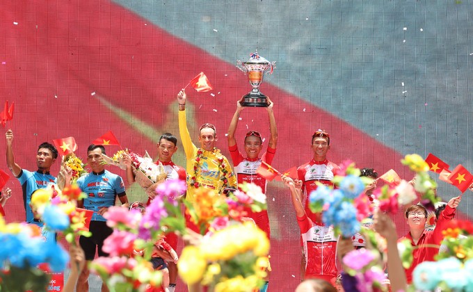 眾民歡騰慶佳節　祖國統一萬家歡 ảnh 1