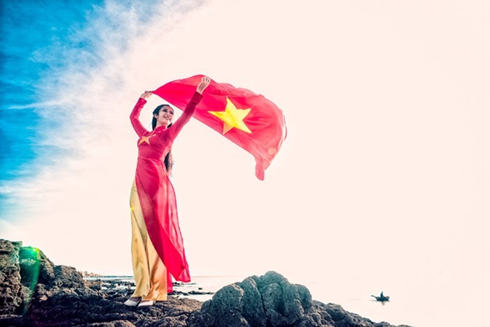 國旗在萬里晴天中飄揚。（圖源：國南）