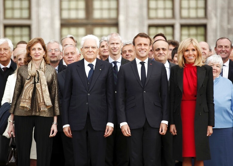 馬克龍伉儷（右二和右一）在紀念達芬奇逝世500週年。（圖源：AP）