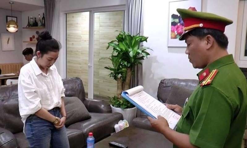 警方向嫌犯胡錦鴛宣讀逮捕令。（圖源：公安機關提供）