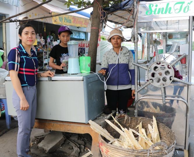 堅氏快（右）得到協助謀生工具，生活獲得改善； 她非常感謝曾玉圓副主席（左）。