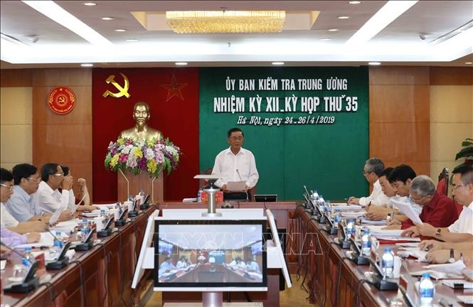 黨中央書記、中央檢委會主任陳錦秀(中)主持會議。（圖源：越通社）