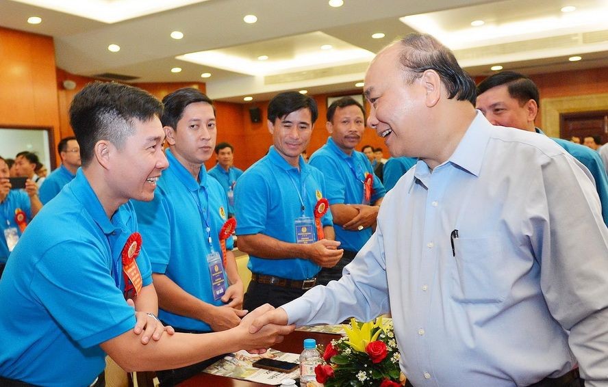 政府總理阮春福與技術工人交談。（圖源：越勇）