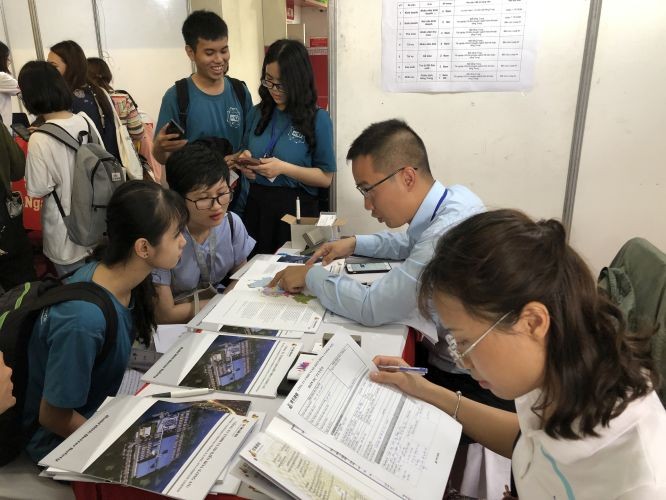 中文系大學生參加招聘活動。