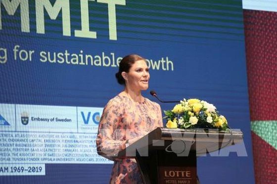 瑞典女王儲維多利亞‧英格麗‧愛麗絲‧黛茜蕾在企業峰會上致詞。（圖源：越通社）