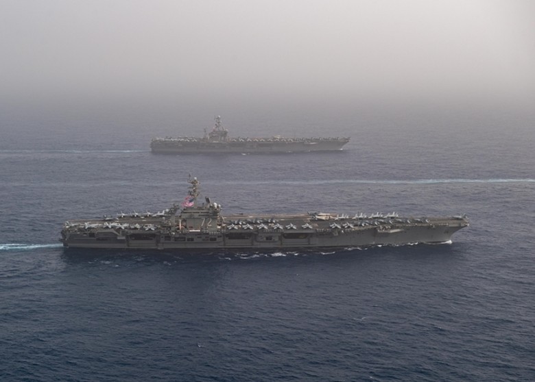 「亞伯拉罕‧林肯」號〔前〕在地中海演習。（圖源：互聯網）