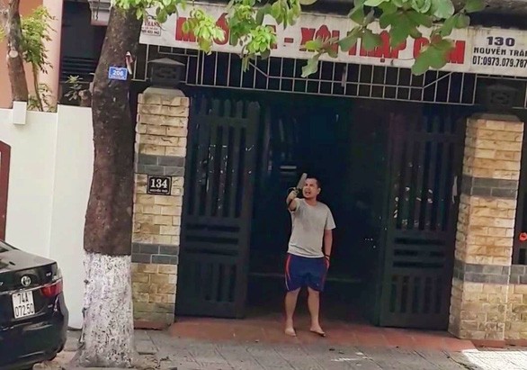 歹徒持刀待車輛駛過就衝出亂砍。（圖源：人民公安報）