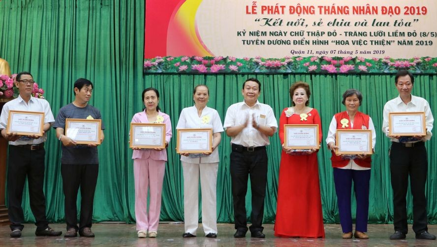 茶山慶雲南院住持周華邦(右)熱衷於各項人道活動，每 年關照高齡者、窮人、清貧學生等的總經費高達 20 億元。