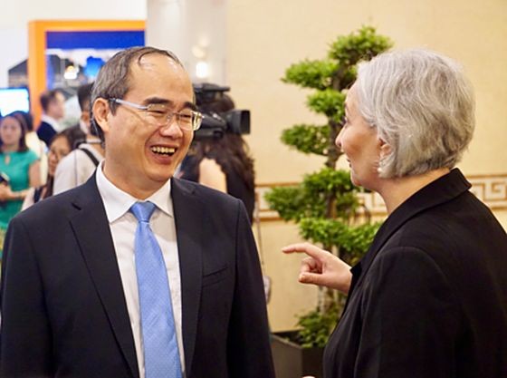 市委書記阮善仁(左)與外商交談。（圖源：遠通）