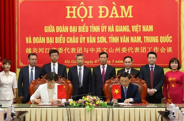 河江省省委書記趙才榮與中國雲南省文山州州委書記童志雲見證雙方地方領導簽署合作備忘錄。（圖源：維俊）