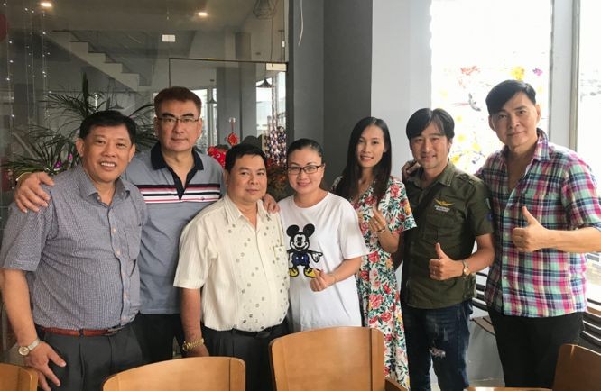 贊助商接待越港台歌手和演員時留影。