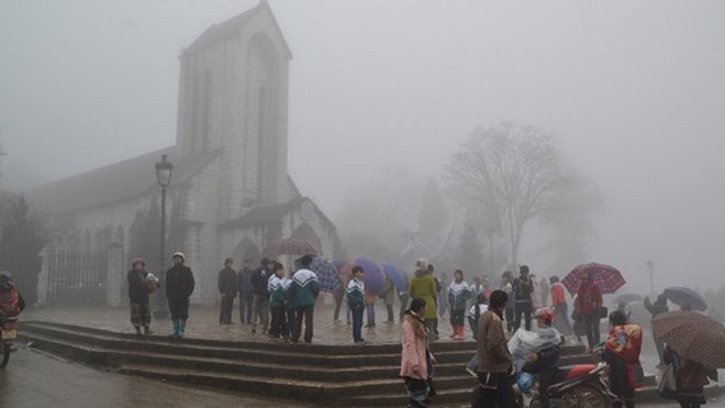 由於冷空氣的影響，在老街省沙巴鎮昨(10)日的氣溫已降至14.6攝氏度嚴寒。（圖源：丁紅）